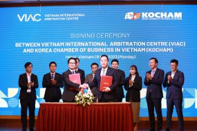 Lễ ký kết thỏa thuận hợp tác giữa Trung tâm Trọng tài Quốc tế Việt Nam (VIAC) và Hiệp hội doanh nghiệp Hàn Quốc tại Việt Nam (KOCHAM)